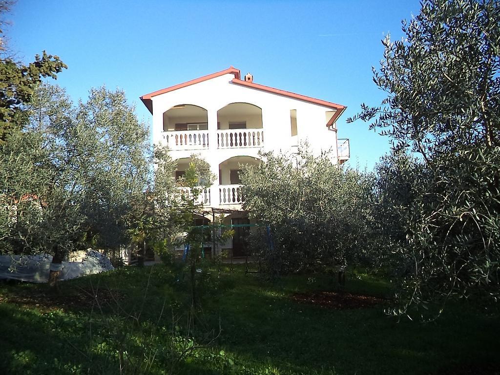 Valeriana Apartment Pula Bagian luar foto