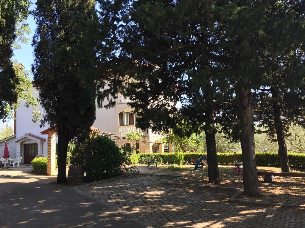 Valeriana Apartment Pula Bagian luar foto