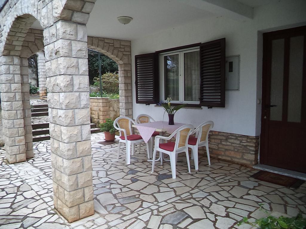 Valeriana Apartment Pula Bagian luar foto