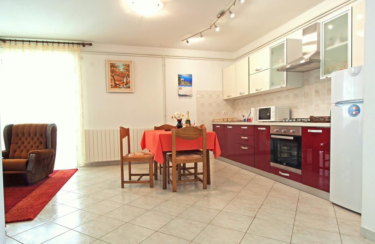 Valeriana Apartment Pula Bagian luar foto