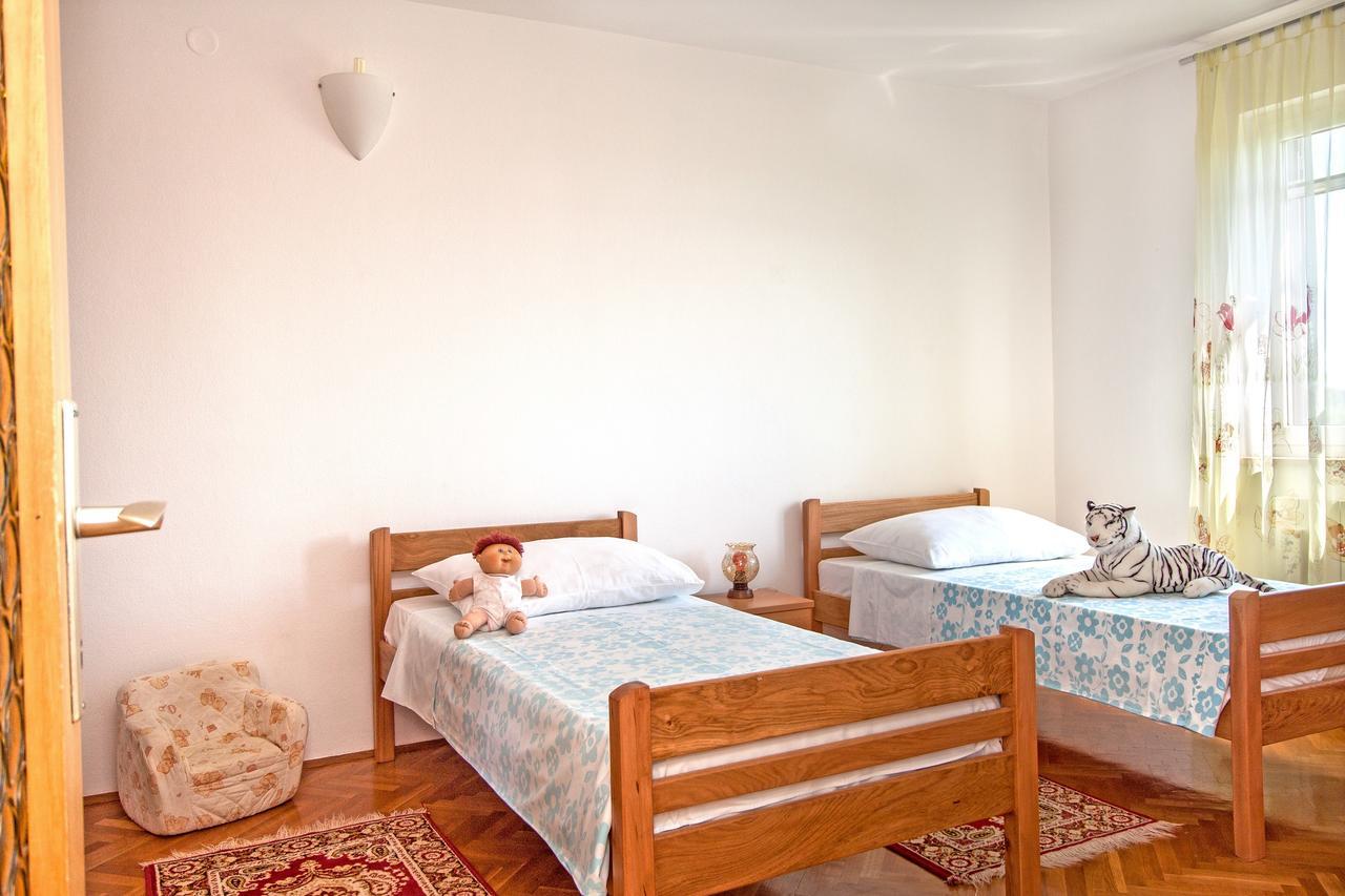 Valeriana Apartment Pula Bagian luar foto