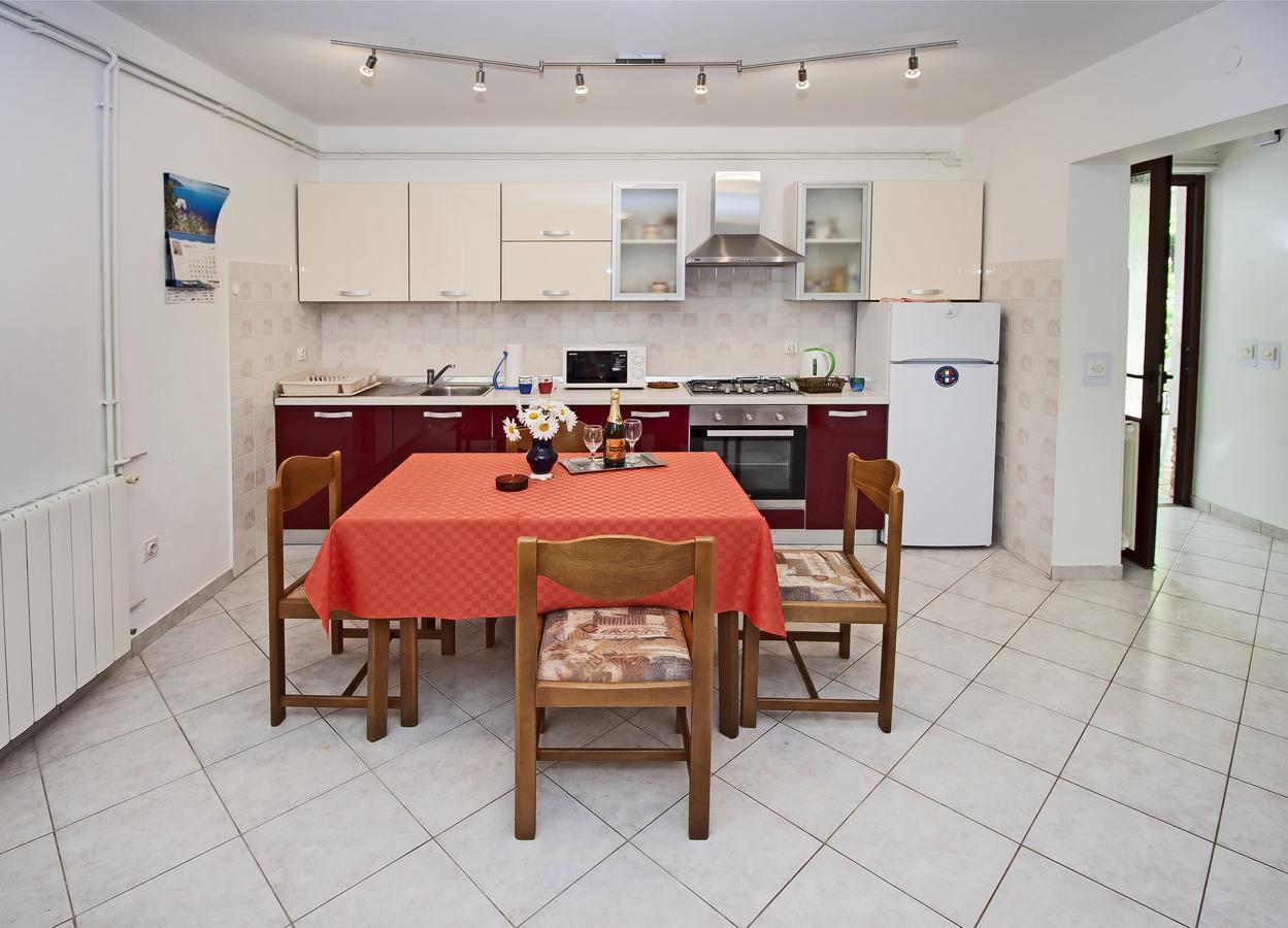 Valeriana Apartment Pula Bagian luar foto