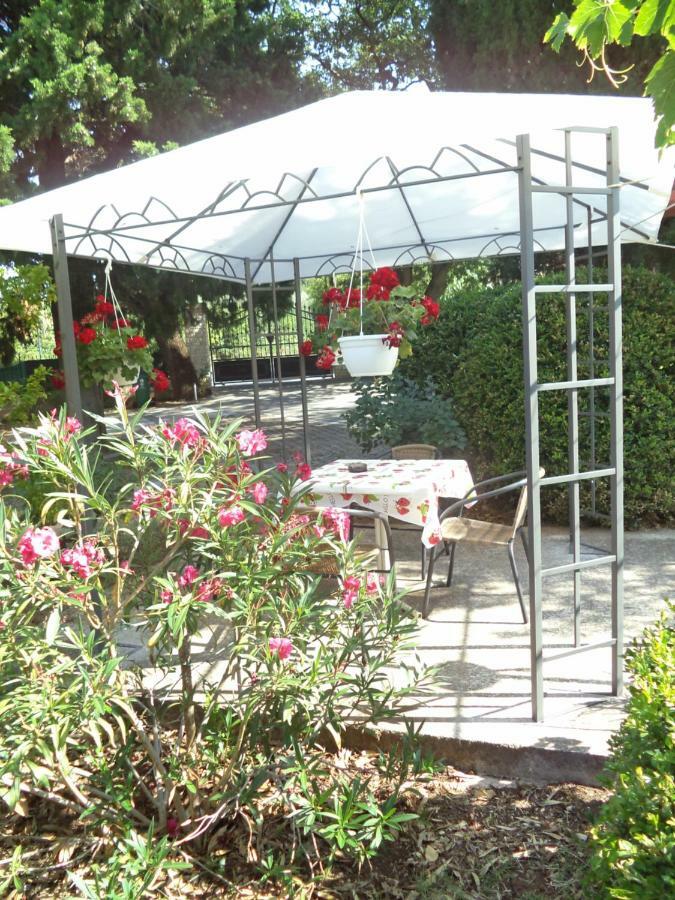 Valeriana Apartment Pula Bagian luar foto