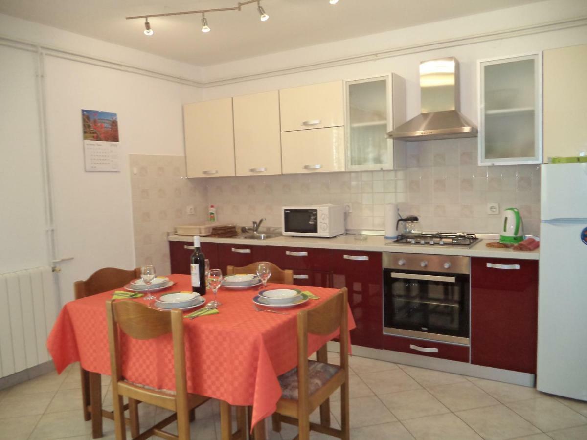 Valeriana Apartment Pula Bagian luar foto